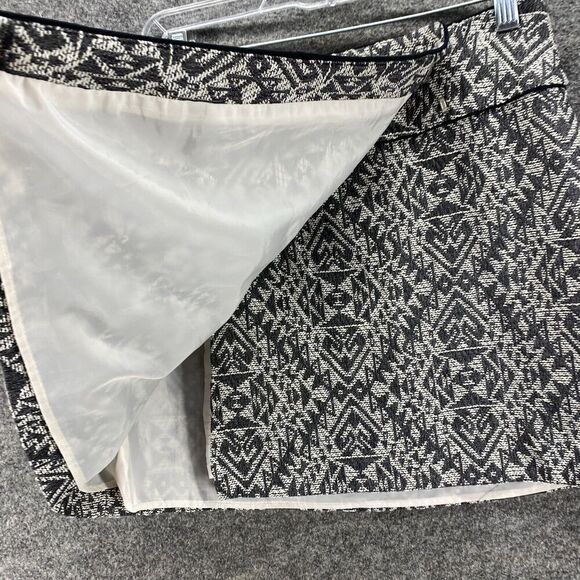 5/$45 H&M Skirt Women 6 White Geometric Wrap Short Lined Button Up Mid Rise - Picture 5 of 10